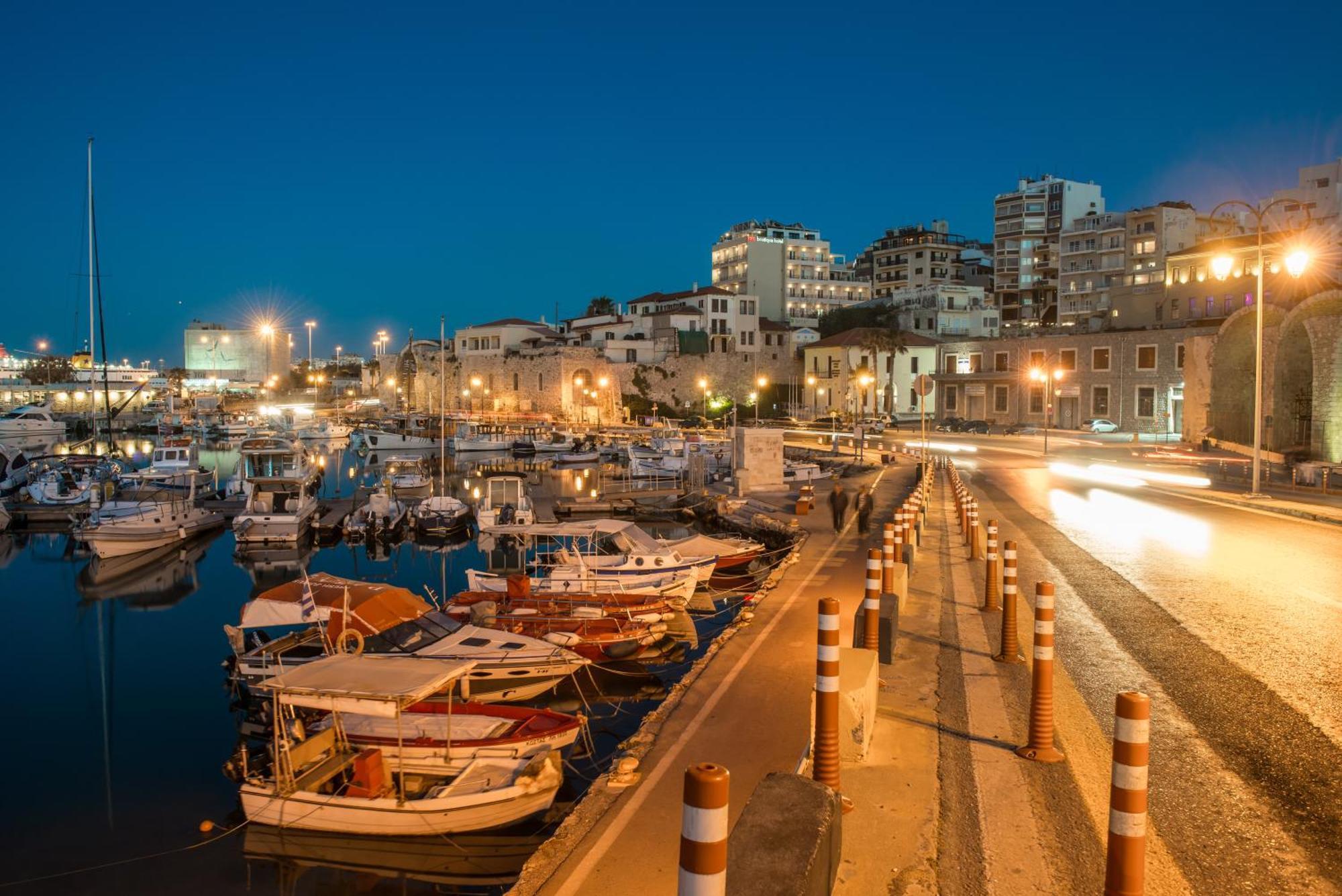 King's Blue, Urban Suites Heraklion  Bagian luar foto
